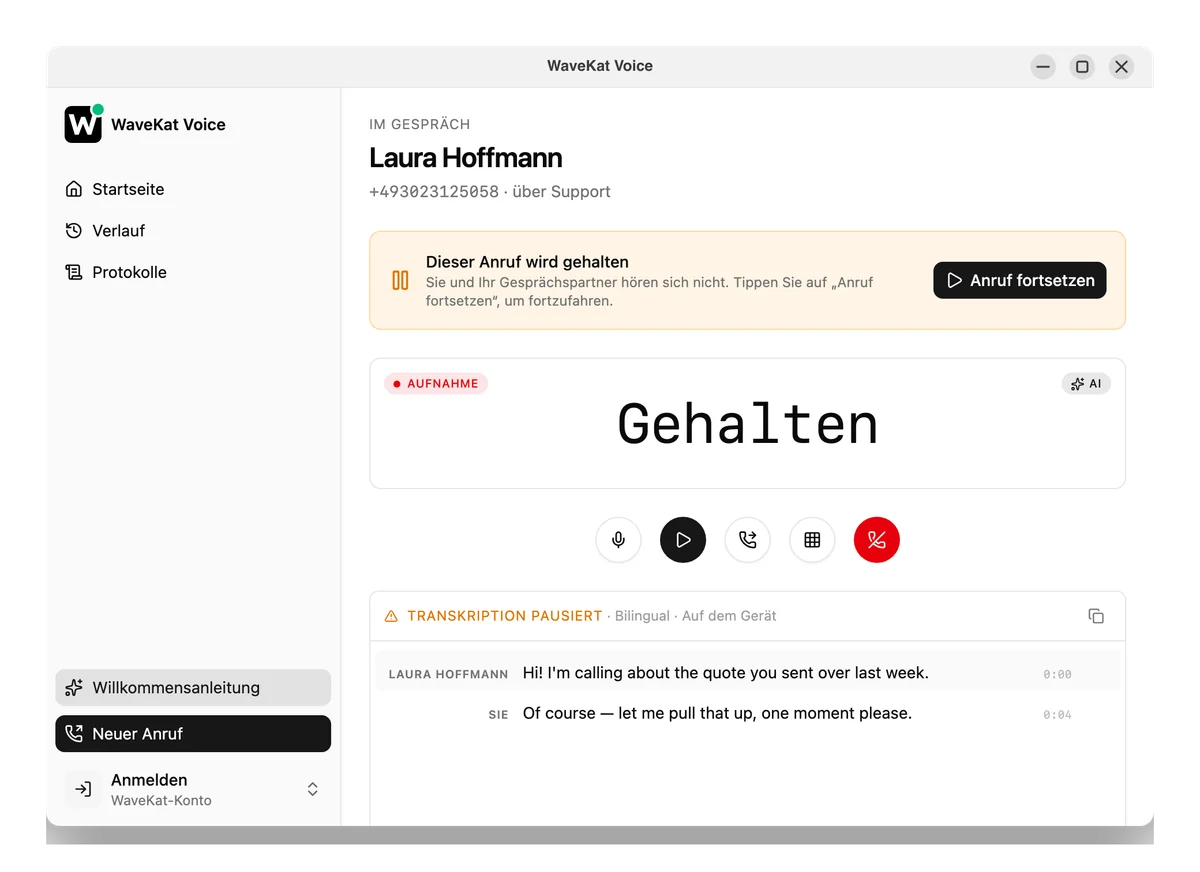 WaveKat Voice auf Ubuntu — ein gehaltener Anruf: das Warteschleifen-Banner mit Fortsetzen, die Transkription pausiert.