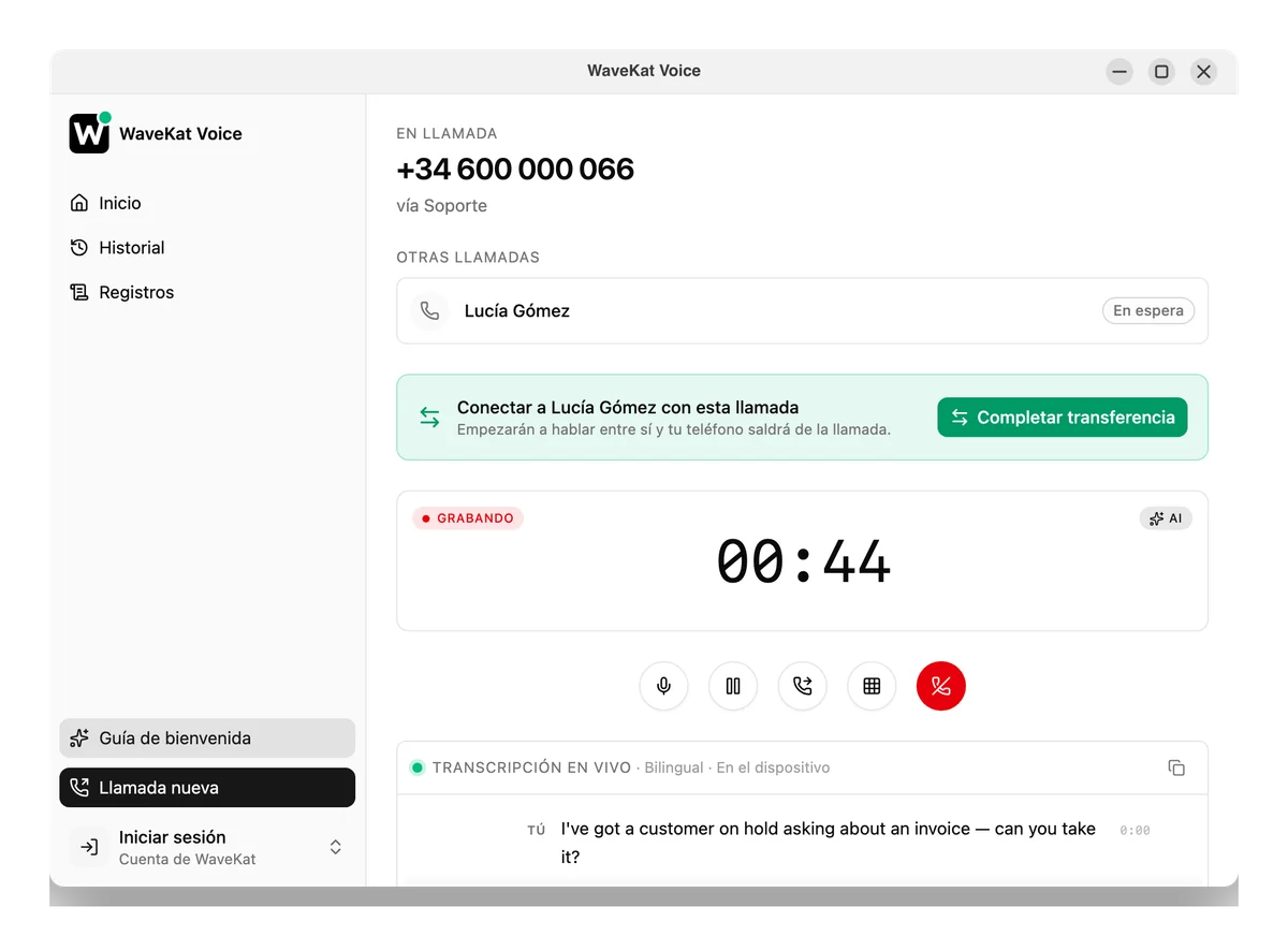 WaveKat Voice en Ubuntu — una transferencia atendida: quien llama en espera y el botón Completar transferencia para conectarlos.