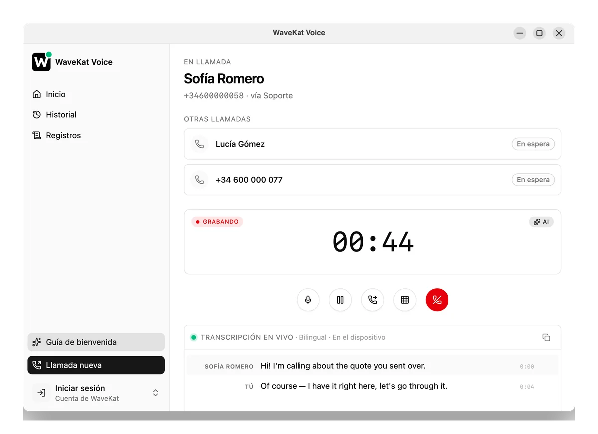 WaveKat Voice en Ubuntu — una llamada en curso con dos personas más esperando retenidas en la barra de cambio.